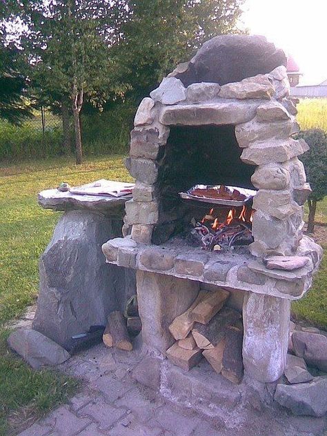 Fire Pit Gravel, Rustic Outdoor Fireplaces, Outdoor Stone Fireplaces, Fire Pit Decor, Backyard Grill, Fire Pit Materials, Small Fire Pit, Stone Oven, Rustic Fire Pits