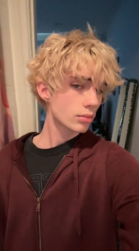 Bleached Hair Men, Blonde Dye, Dyed Hair Men, Bleach Blonde Hair, Straight Hair Cuts, Dyed Blonde Hair, Hair Inspiration Short, Shot Hair Styles, Bleach Blonde