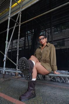 Biker Boots Outfit, Brown Dr Martens, Chelsea Boots Heel, Girl Vibe, Patent Boots, Leather Biker Boots, Biker Boots, Pose Reference Photo, Outfit Inspo Fall