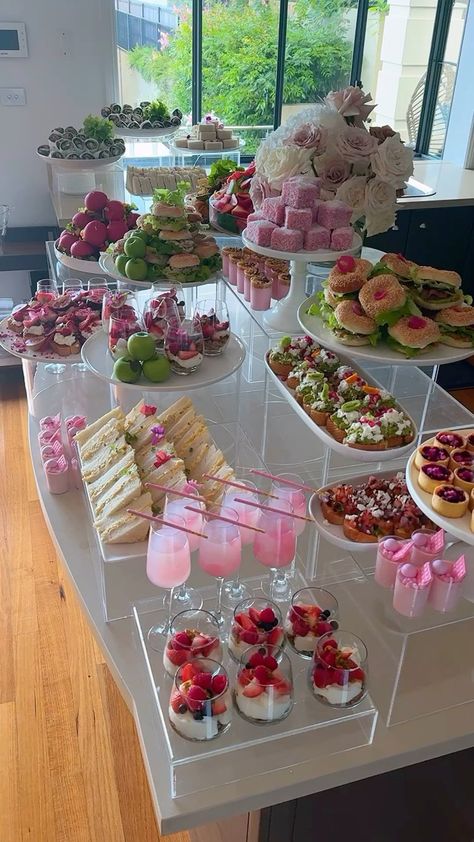 Brunch Goodie Bag Ideas, Sweets Board Ideas, Glazing Table Food Ideas, Tea Party Brunch Ideas, Girly Brunch Ideas, Birthday Ideas 16 Sweet 16, Food Setup For Party Display, Teen Party Foods, Birthday Party Catering Ideas