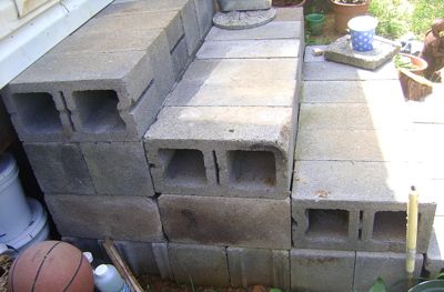 Cinder Block Steps http://www.thriftyfun.com/tf/Home_Improvement/Miscellaneous/Making-Steps-With-Cinder-Blocks.html Front Porch Steps, Concrete Patio Makeover, Cinder Block Garden, Cinder Block Walls, Cement Patio, Concrete Patios, Stairs Makeover, Patio Steps, Cinder Blocks