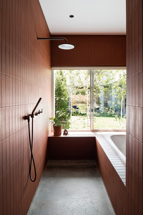 Photo 3 of 27 in A Calming Central Courtyard Lets in Fresh Air and Sunlight at a Renovated Aussie Cottage - Dwell Brick Cottage, Brick Interior Wall, Central Courtyard, Drop In Tub, Open Showers, Brick Interior, Red Brick House, 아파트 인테리어, Design Del Prodotto