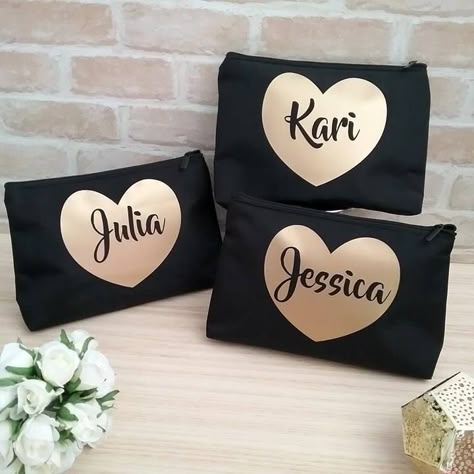 Make Up Bag Ideas, Wedding Makeup Bridesmaid, Bridal Party Makeup, Wedding Party Bags, Party Make-up, Personalized Makeup Bag, Bridesmaid Makeup Bag, Cricut Gifts, Wedding Makeup Tips