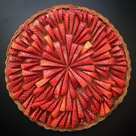 Two years ago, confectioner Lauren Ko started making intricate and artistic desserts. Do you remember that Bored Panda post from last year? Well, as it turns Hazelnut Tart, Club Lights, Pie Crust Designs, Pie Art, Pies Art, Strawberry Tart, Pie Tart, Pies & Tarts, No Bake Pies