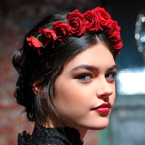 Son muy fáciles de hacer La entrada 8 peinados mexicanos para celebrar las fiestas patrias se publicó primero en Mujer de 10: Guía real para la mujer actual. Entérate ya.. Coachella Braids, Headband Updo, Hairstyles Headband, Rose Flower Crown, Rose Crown, Flowers In Her Hair, Rose Headband, Estilo Real, Red Rose Flower