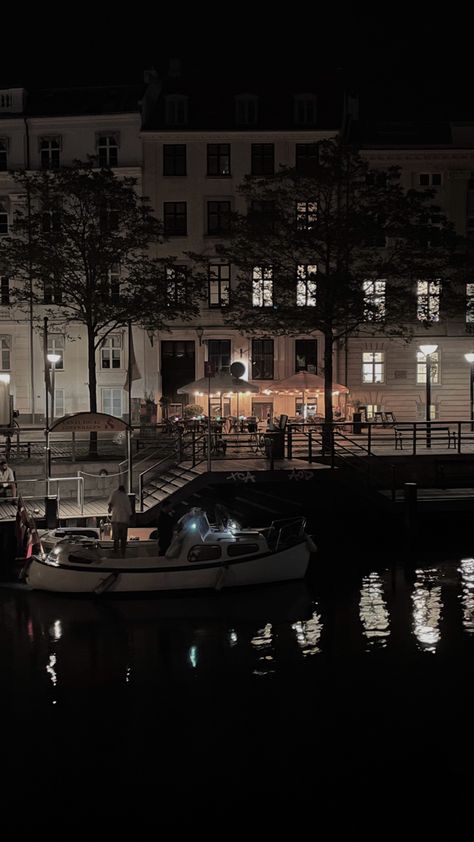 #cph #copenhagen #aesthetic #lifestyle #inspo #instastory #night #nightlife #travel #travelaesthetic #travelling #biat #river Copenhagen At Night, Copenhagen Nightlife, Copenhagen Aesthetic, Live Abroad, Aesthetic Lifestyle, Nightlife Travel, Rich Girl, Ig Stories, Travel Aesthetic