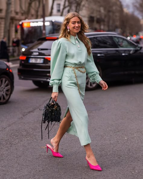 Woman Walking, Pastel Outfit, Looks Street Style, Street Style Inspiration, Pink Shoes, 가을 패션, Daily Fashion, Classy Outfits, Paris Fashion