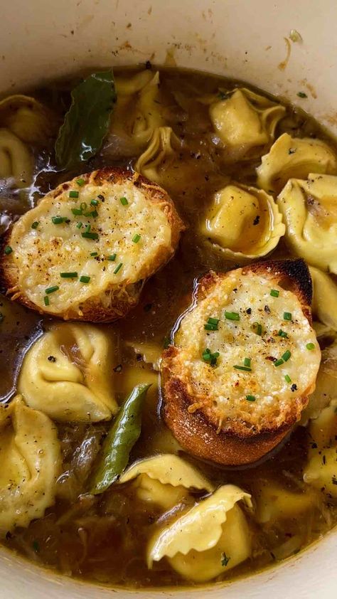 French Onion Tortelloni Soup Easy Quick Recipes, Beans Recipes, Gourmet Food Plating, Veggie Food, Dutch Oven Recipes, Tortellini Soup, Delicious Donuts, Soup Season, Recipes Vegan