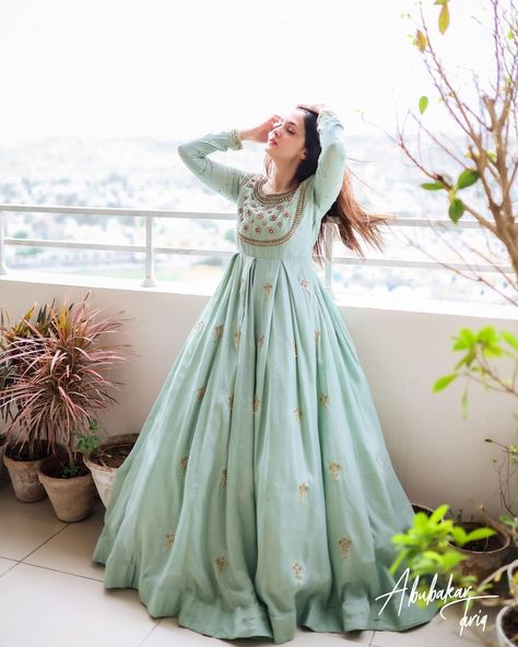 Pakistani Long Frocks Casual, New Pakistani Dresses 2024, Anarkali Dress Chiffon, Long Frocks Traditional Wear, Pakistani Frocks Party Wear, Indian Gowns Dresses Latest, Long Frocks Indian Designer Dresses, Trending Summer Nails, Long Frock Designs