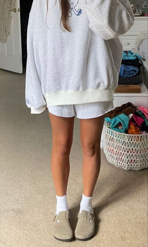 How To Style Boston Birks, Comfortable Summer Travel Outfit, College Workout Outfit, Comfy College Fits, Warm Weather School Outfits, Boston Birks Outfit, Recovery Outfit, Comfy Summer Fits, Sweatshirt And Shorts Outfit