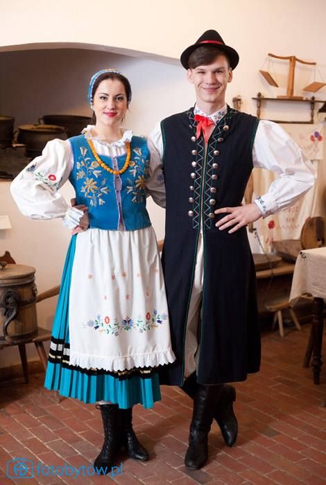 Kaszubskie stroje Polish Traditional Costume, Polish Heritage, Costumes Around The World, Polish Folk Art, Polish Folk, Folk Clothing, National Dress, European Culture, Folk Dresses