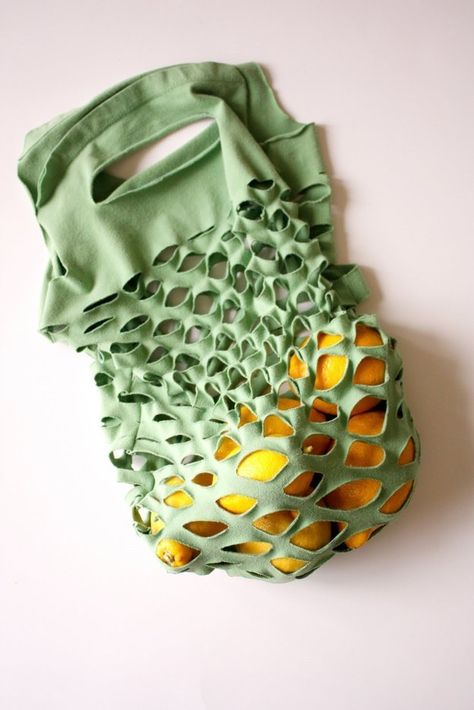 Reusable Produce T-Shirt Bag | Community Post: 14 Clever Ways To Recycle Your Old T-Shirts With DIY Projects Diy Tas, Recycling Projects, Hantverk Diy, Eco Crafts, Sac Diy, Diy Projektit, Creative Sewing, Market Ideas, Recycle Bag