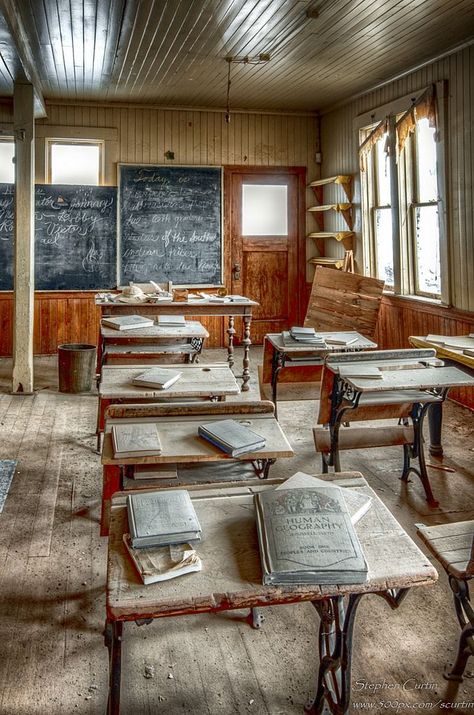 Ghost Town School House . Bodie California Bodie California, Old Abandoned Buildings, Country School, Abandoned Property, Urban Exploring, Old School House, Abandoned Mansions, School Room, School House