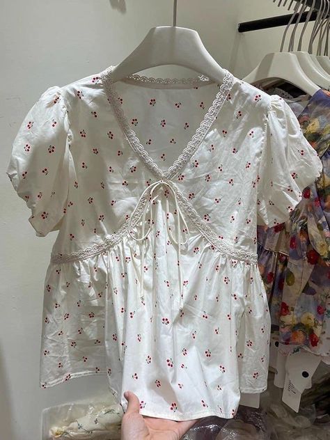 Preppy Chic Outfits, Cotton Blouse Design, Modest Casual Outfits, Myanmar Dress Design, Fashion Top Outfits, Everyday Fashion Outfits, Trendy Fashion Tops, Casual Day Outfits, Quick Outfits