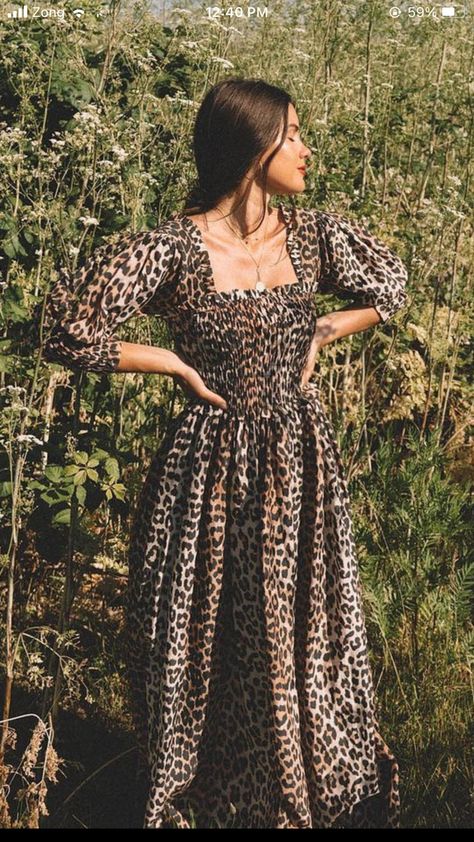 Maxi Dress Poses, Western Maxi Dress, Dress Poses, Aesthetic Western, Summer Work Wear, 1940s Fashion Dresses, Casual Maxi Dress, Long Dress Design, Trendy Dress Outfits