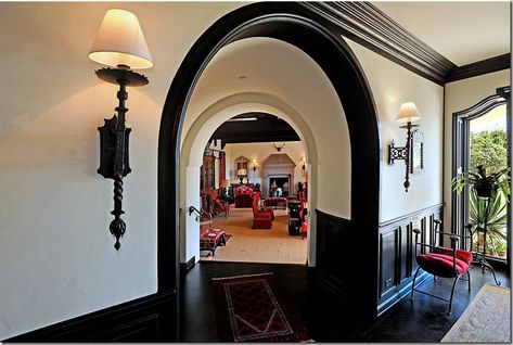 New obsession ~ black crown molding Dark Crown Molding, Black Crown Molding, Arched Doorway, Painted Trim, Black Molding, Dark Trim, Black Crown, Interior Painting, Farmhouse Interior