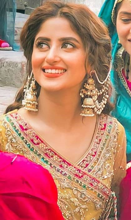 Kaan Chain Hairstyles, Saharey Earrings Hairstyle, Ear Chain Hairstyle, Bahubali Earrings Hairstyle, Jhumka With Ear Chain Hairstyle, Hairstyles With Sahara Earrings, Sahara Earrings Hairstyle, Sajal Aly, Wedding Photoshoot Props