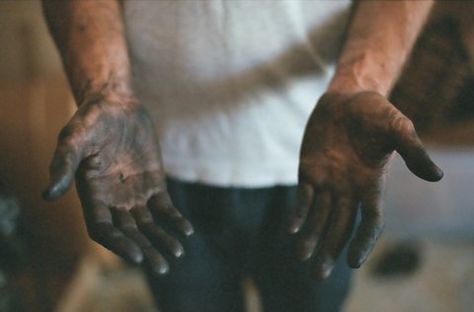 To remove car grease or paint from your hands, pour 1 teaspoon of olive oil and 1 teaspoon of salt or sugar into your palms. Vigorously rub the mixture into your hands and between your fingers for several minutes, then wash it off with soap and water. Substitute for Shaving Cream If you run out of shaving cream, don’t use soap—it could be rough on your skin. Olive oil, on the other hand. Marvel Tony Stark, Adam Parrish, Mechanic Tattoo, Dirty Hands, Working Hands, Poe Dameron, Matthew Daddario, Leo Valdez, Male Hands