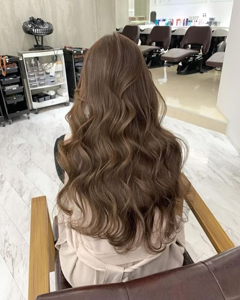 Milk Chocolate Brown Hair Color, What Hairstyle Suits Me, Light Brown Wavy Hair, Milk Chocolate Hair Color, Milk Chocolate Brown Hair, Long Layers Hair, Hairstyle Reference, Brown Hair Inspiration, Korean Hair Color