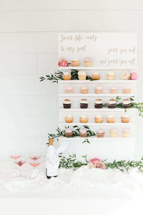 cupcake food wall Wedding Juice, Cupcake Wall, Cocktail Hour Food, Wedding Buffet Food, Romantic Wedding Style, Colorful Donuts, Carnival Food, Edible Favors, Cocktail Hour Wedding