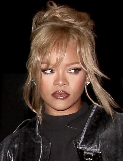 Rihanna Y2k, Fenty Rihanna, Y2k Pfp, Cute Makeup Looks, Makeup Essentials, Pretty Makeup, Cute Makeup, Aesthetic Hair, Aesthetic Makeup