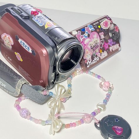 Cute Camera, Retro Gadgets, Camera Digital, Gamer Room, Flip Phones, Nerd Stuff, Vintage Cameras, Summer Feeling, Y2k Aesthetic