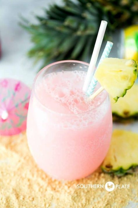 Fruity Summer Drinks, Summer Drinks Nonalcoholic, Drink For Summer, Easy Alcoholic Drinks, Pink Plate, Southern Summer, Alcholic Drinks, Summer Drinks Alcohol, Southern Plate