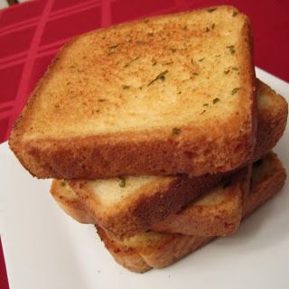 Homemade Garlic Bread-> Texas Toast to have with bbq chicken Garlic Breads, Holiday Recipies, Make Garlic Bread, Homemade Garlic Bread, Sandwich Loaf, Cauliflower Fried, Texas Toast, Butter Spread, It Goes On