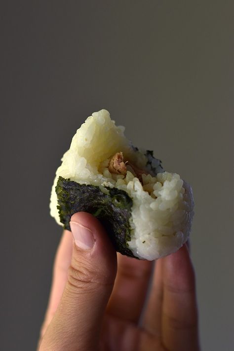 Tuna Onigiri Recipe, Tuna Mayo Onigiri, Rice Ball Recipe, Onigiri Miya, Tuna Onigiri, Onigiri Filling, Japanese Rice Balls, Onigiri Recipe, Tuna Mayo