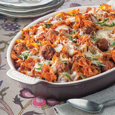 Serve a side of cheesy garlic bread with our crowd-pleasing Meatball and Bowtie Pasta Casserole. Bowtie Pasta Casserole, Bow Tie Pasta Recipe, Pasta Casserole Recipes, Meatball Dinner, Meatball Casserole, Meatball Pasta, Cheesy Garlic Bread, One Dish Dinners, Pasta Casserole