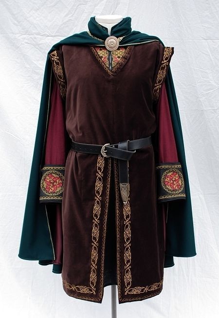 Clothing Descriptions, Character Kitchen, Medieval Men, Medieval Tunic, Peter Pevensie, Medieval Garb, Medieval Clothes, Medieval Costume, Kings Crown