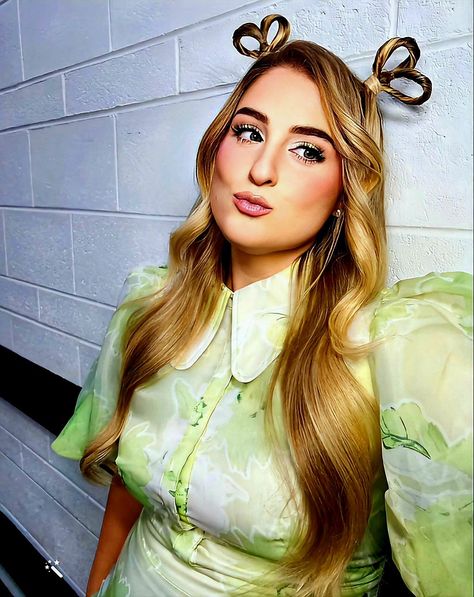 What To Wear To A Meghan Trainor Concert, Megan Trainor Wallpaper, Meghan Trainor Concert Outfit, Meghan Trainor Aesthetic, Meghan Trainor Style, Meghan Core, Title Meghan Trainor, Trainer Outfits, Daryl Sabara