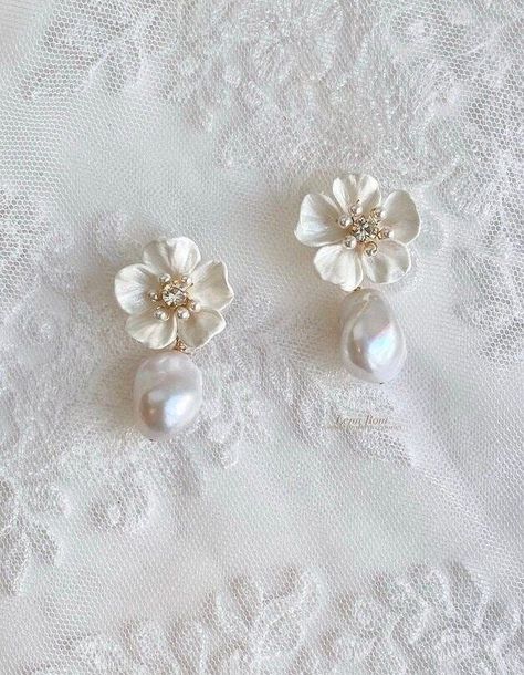 Bride Earrings Pearl, Wedding Pearl Earrings, Comb Headband, Bridal Pearl Earrings, Wedding Flower Hair, Pearl Bridal Earrings, Diy Earrings Polymer Clay, Curly Wedding Hair, Pearl Bride