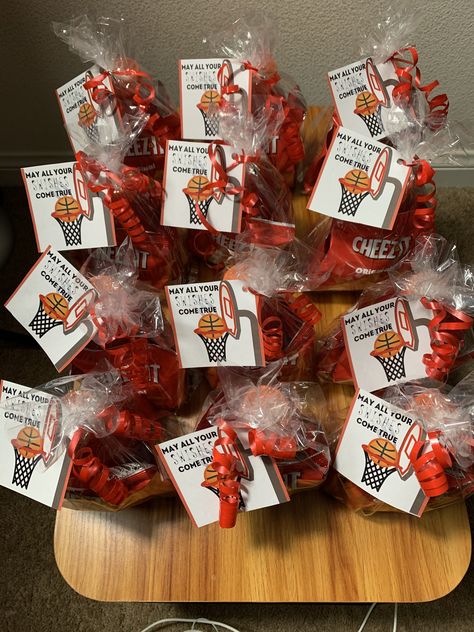 Basketball Team Treats Ideas Goodie Bags, Basketball Team Mom Ideas, Basketball Team Snacks Bags, Basketball Team Snack Ideas, Basketball Team Gift Ideas, Basketball Snacks For Team Goodie Bags, Basketball Snacks For Team, Basketball Treats For Team, Basketball Treat Bags