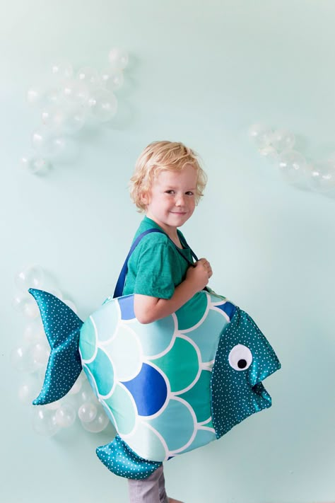 DIY FISH COSTUME - Tell Love and Party  #halloween  #halloweencostumes #trickortreat Fish Costume Kids, Diy Fish Costume, Fish Outfit, Fish Costume, Diy Costumes Kids, Fishing Diy, Kids Fishing, Rainbow Fish, Fancy Dress For Kids