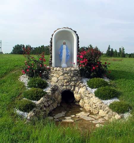 A Bathtub Mary directly across the road from Maker's Mark Distillery in Loretto, Ky. Old Bathtubs, Marian Garden, Grotto Design, Bathtub Pictures, Garden Bathtub, Old Bathtub, Diy Bathtub, Prayer Garden, Flea Market Gardening