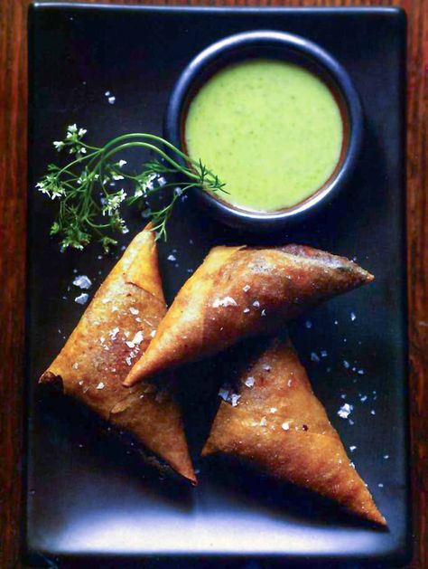 Print Chicken Samosas with Cilantro-Yogurt Dip Samosa Sauce, Thai Appetizers, Chicken Samosas, Tamarind Recipes, Wonton Wraps, Vegetable Samosa, Yoghurt Dip, Middle East Food, Asian Spices