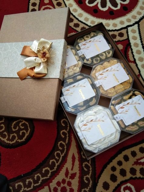 Hampers Lebaran Cookies, Hampers Kue, Cookies Store, Ide Hampers, Eid Hampers, Kuih Raya, Cookies Packaging, Wedding Gift Hampers, Chocolate Packaging Design