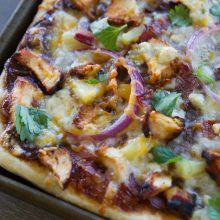 Ultimate BBQ Chicken Pizza at laurenslatest.com . This is amazing and can easily be switched up for picky eaters. #laurenslatest #pizza #bbq #dinnerrecipes Bbq Chicken Pizza Recipe, Chicken Pizza Recipe, Best Bbq Chicken, Barbecue Chicken Pizza, White Pizza Recipes, Chicken Pizza Recipes, Bbq Sauce Chicken, Recipes Shrimp, Grilled Bbq Chicken