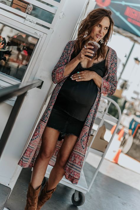 Dressing The Bump, Trendy Outfits Edgy, Maternity Photo Outfits, Pregnancy Style, Cute Maternity Outfits, Stylish Maternity Outfits, Black Cami, Coachella Fashion, Pregnancy Wardrobe