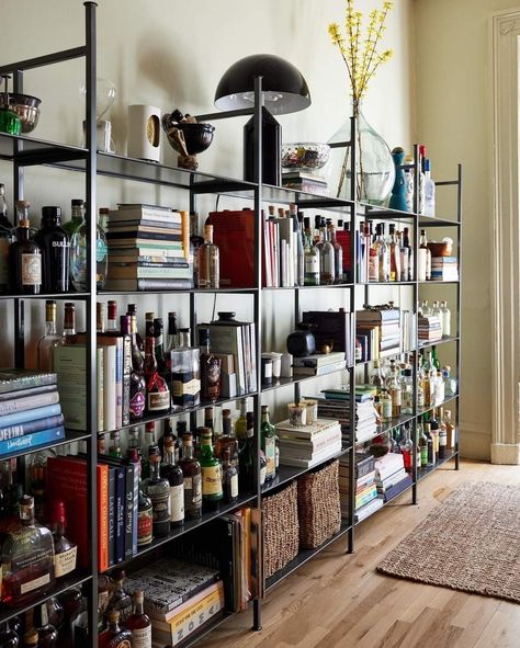 Bar Bookshelf, Living Room Bar Ideas, Bookshelf Bar, Beer Room, Holly House, Bookshelf Ideas, Chic Interior Design, Workspace Inspiration, Bar Styling