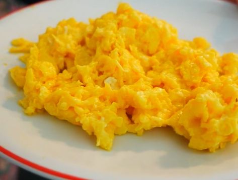 CREAMY ITALIAN SCRAMBLED EGGS (UOVA STRAPAZZATE) Scrambled Eggs Breakfast, Breakfast Eggs Scrambled, Creamy Scrambled Eggs, Fluffy Scrambled Eggs, Eggs Breakfast, American Breakfast, Italian Appetizers, Italian Cooking, Scrambled Eggs