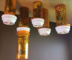 Empty Pill Bottle Crafts, Reuse Pill Bottles, Medicine Bottle Crafts, Pill Bottle Crafts, Old Medicine Bottles, Pill Bottle, Pill Bottles, Medicine Bottles, Upcycle Recycle