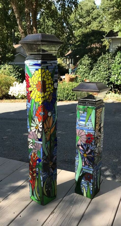 Light Posts, Yard Art Crafts, Garden Totem, Mosaic Art Diy, Art Pole, Mosaic Pots, Mosaic Flower Pots, Garden Poles, Garden Art Ideas