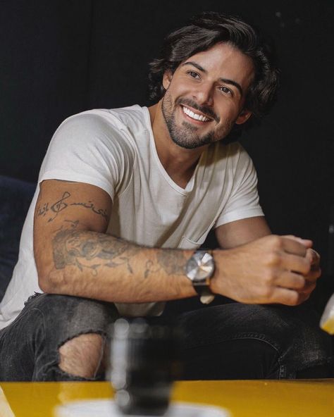 9,884 Likes, 137 Comments - Lucas Chacon (@lucaschaccon) on Instagram: “Entre um café e outro ☕️🖤” Men Motivation, Men With Long Hair, Bali Travel Guide, Girly Songs, That Smile, Tv Actors, Bali Travel, Long Hair Styles Men, Hair And Beard Styles