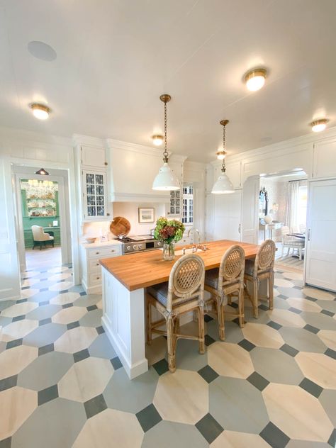 Southern Living Idea House 2021: Louisville KY - House of Hargrove Southern Living Kitchen, Southern Living Rooms, Kitchen Southern, Southern Style Homes, Southern Living Idea House, Southern Kitchens, Southern Living Homes, Upstairs Bathrooms, Southern Home