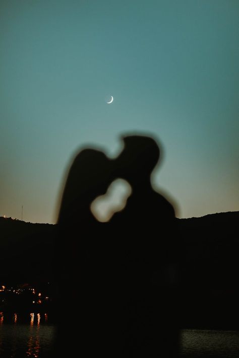 Silhouette of a Man Kissing a Woman on the Forehead · Free Stock Photo Man Kissing Woman On The Forehead, Forehead Kiss Silhouette, Couple Kissing Forehead Reference, Forehead Kiss Aesthetic, Fore Head Kiss, Head On Shoulder Couple Aesthetic, Couple Forehead Touch, Forhead Kiss Couple, Forehead Kisses Picture Couple