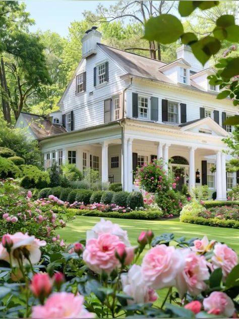 White House With Flowers, White House Countryside, Big Cottage House, Chic Architecture, White Victorian House, Old White House, Vogue House, House With Flowers, Large Country House