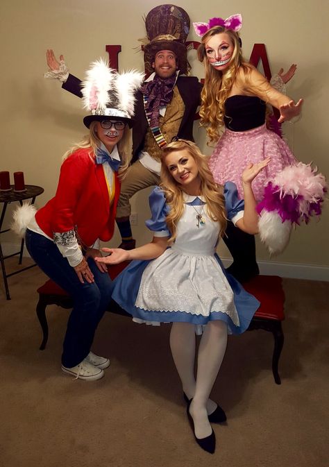 Bunny mad hatter Cheshire Cat and Alice in wonderland Halloween costume Best Group Halloween Costumes, Cute Group Halloween Costumes, Matching Halloween Costumes, Costume Disney, Alice In Wonderland Costume, Fantasia Disney, Diy Kostüm, Wonderland Costumes, Holloween Costume