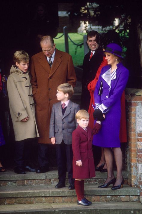 Peter Phillips, Prince Philip, Prince William, Prince Harry, Prince Andrew and Princess Diana at Christmas Day church service at Sandringham in Norfolk, England in 1989. Diana Son, Düşes Kate, Prins William, Duchess Meghan, Prince And Princess Of Wales, Princess Diana Fashion, Prins Harry, Princess Diana Family, Princess Diana Photos